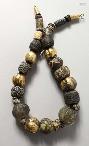 A VERY GOOD SET OF BLACK AND GOLD ROMAN BEADS.