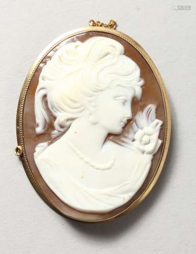 A GOOD GOLD OVAL CAMEO BROOCH.