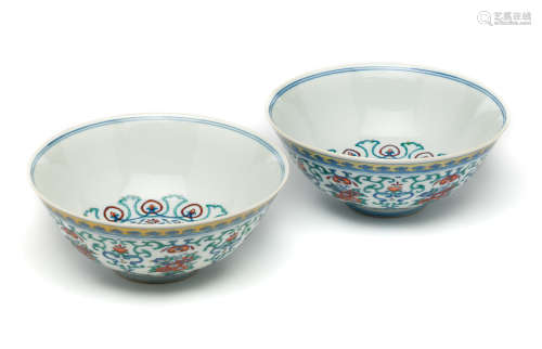 A PAIR OF CHINESE DOUCAI BOWLS, 20TH CENTURY