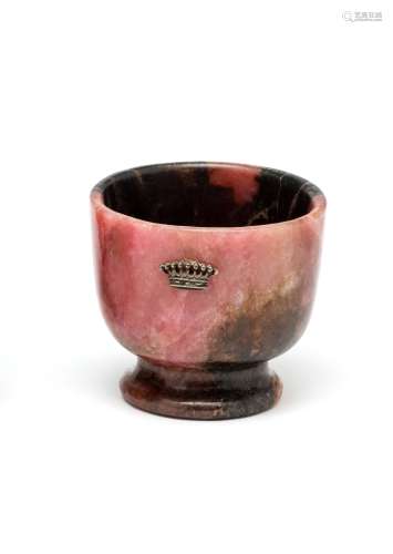 □ A RHODONITE CUP, PROBABLY RUSSIAN EARLY 20TH CENTURY