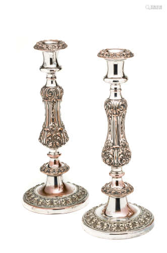 A PAIR OF GEORGE IV SHEFFIELD PLATE LARGE CANDLESTICKS, CIRCA 1825