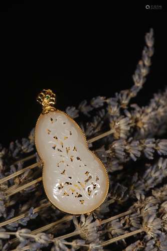 A Chinese Hetian Jade Floral Pattern Pendant\