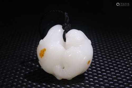 A Chinese Hetian Jade Bird Ornament