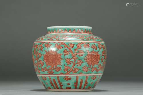 A Chinese Porcelain Red&Green Painting Floral Jar