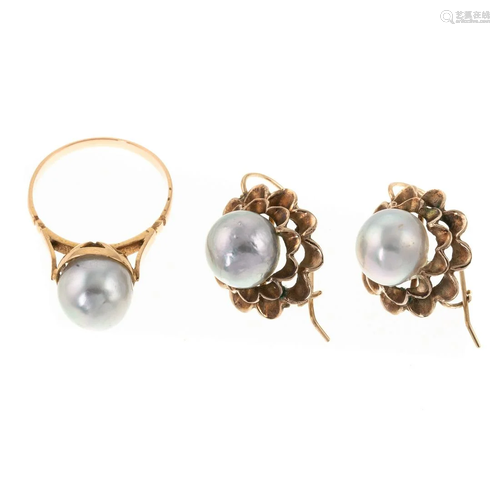 An 18K Yellow Gold Pearl Ring & Earrings