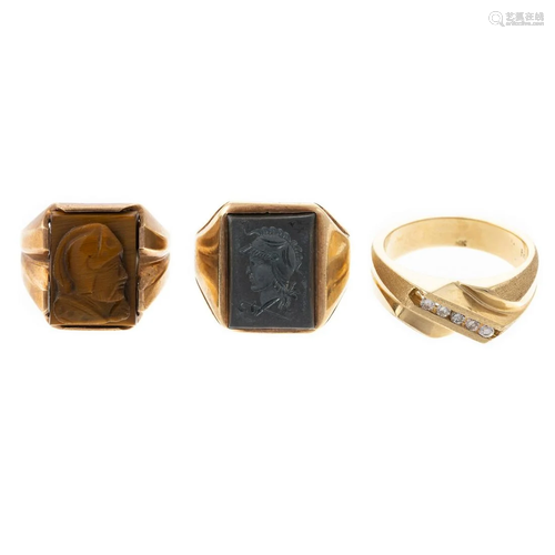 A Collection of Three Gent's Rings in Gold