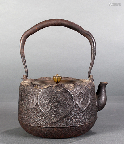 Japanese textured iron lidded tetsubin kettle