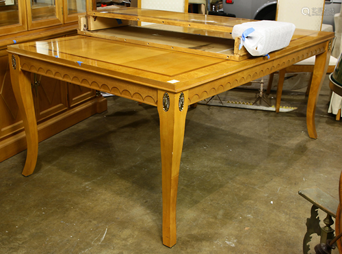 A Stanley Capri maple dining table with 2 leaves