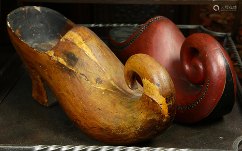 (lot of 2) Hand carved Scandinavian clogs