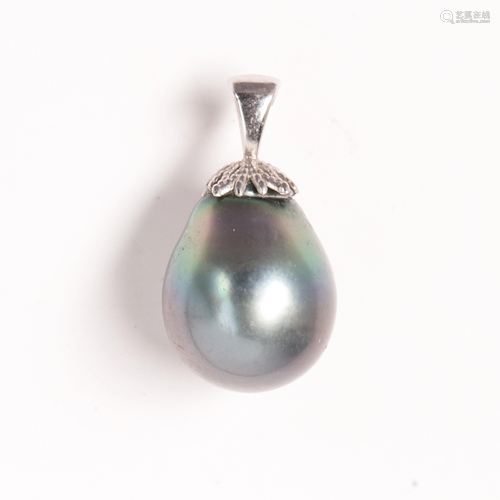 A Tahitian South Sea pearl and fourteen karat white