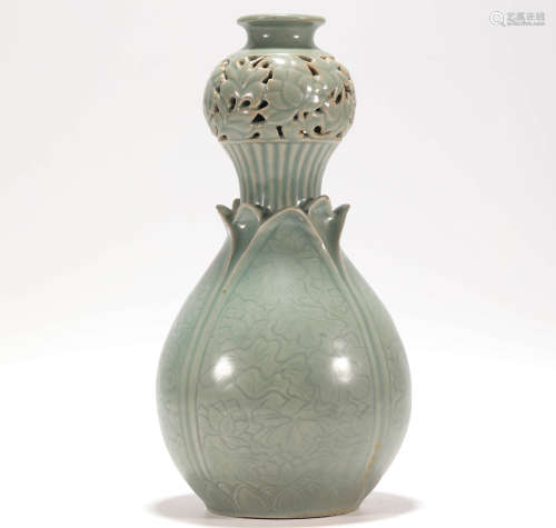 Floral Green Porcelain Vase from Song宋代花卉紋青瓷賞瓶