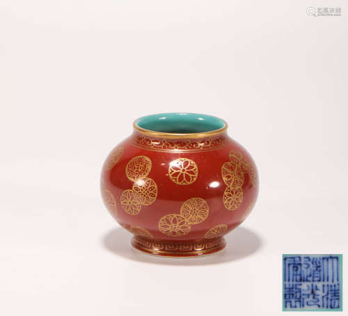 Red Tracing Gold Petal Pot from Qing清代樊紅描金花瓣紋罐