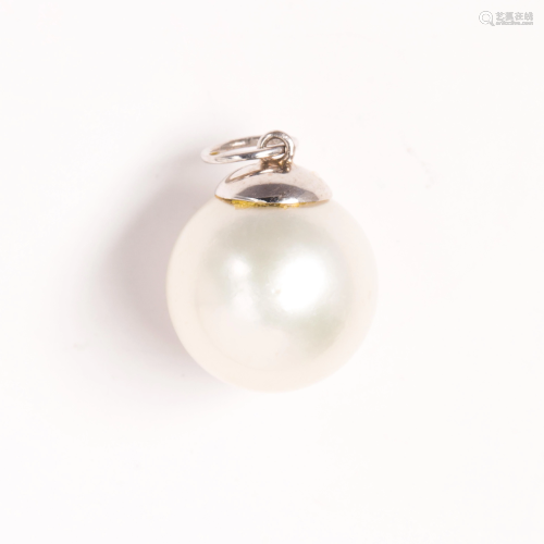 A South Sea pearl and fourteen karat white gold pendant
