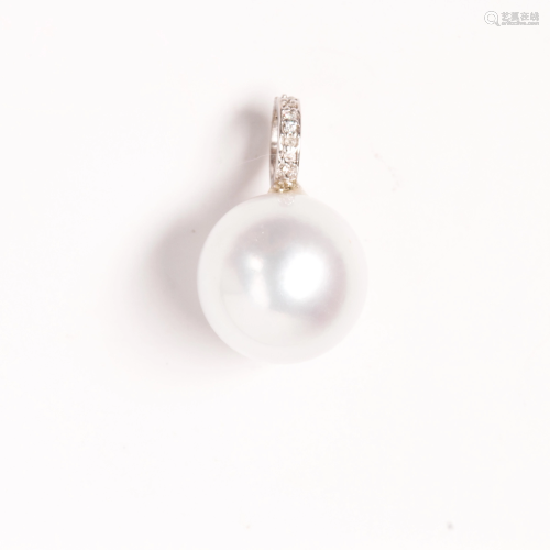 A South Sea pearl and eighteen karat white gold pendant