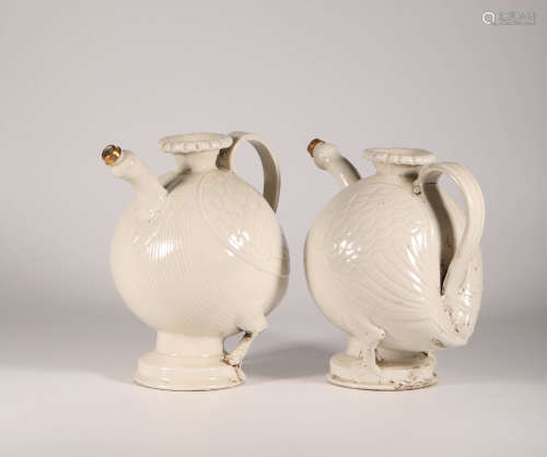A Pair of White Porcelain Holding Pot from Liao遼代白瓷執壺一對