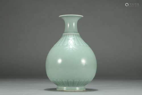 A Chinese Porcelain Pea-Green Glazed Yuhuchunping Vase