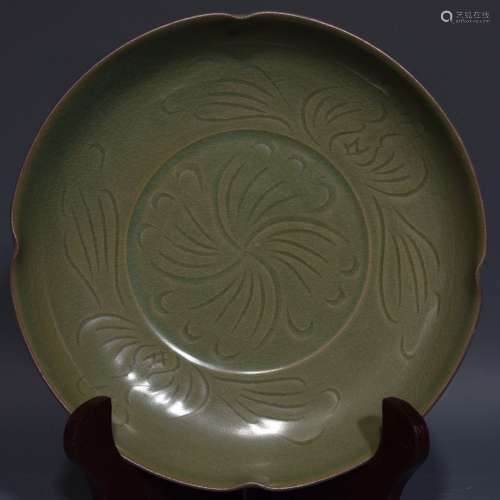 A Chinese Porcelain Yue Kiln Floral Plate