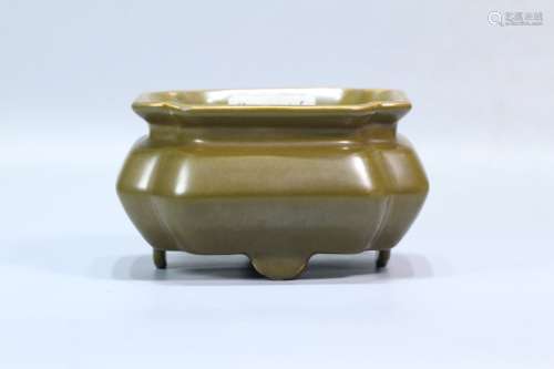 A Chinese Porcelain Tea-Dust Censer