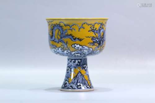 A Chinese Porcelain Yellow Glazed Blue&White Dragon Pattern Cup