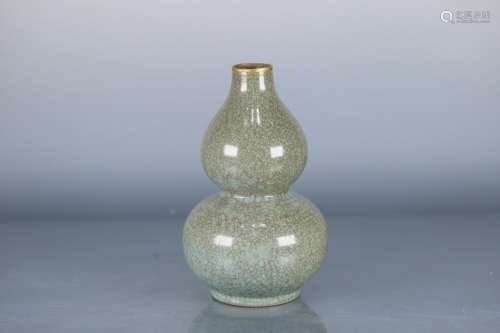 A Chinese Porcelain Ge Kiln Gourd Vase