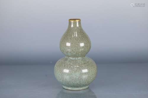 A Chinese Porcelain Ge Kiln Gourd Vase