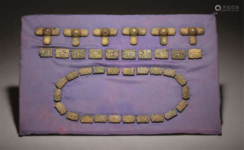 遼-金 銅鎏金帶飾共三十八小件
