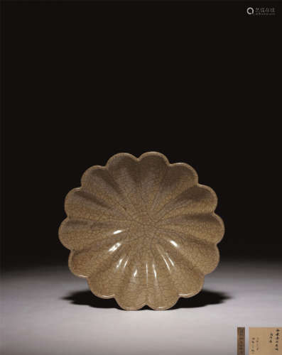 宋 哥釉菊瓣盤