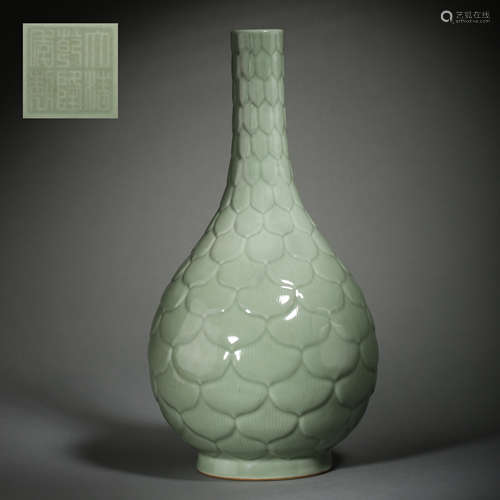 TAIN QING GLAZE VASE, QING DYNASTY, CHINA