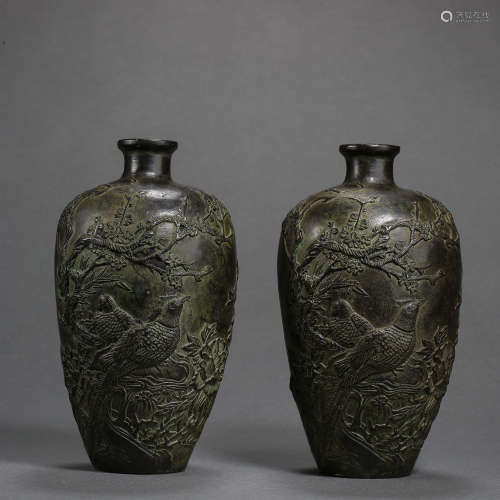 A PAIR OF CHINESE QING DYNASTY BRONZE VASES