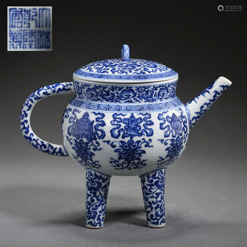 CHINA QING DYNASTY BLUE AND WHITE POT