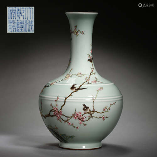 CELADON FAMILLE ROSE VASE FROM QING DYNASTY IN CHINA