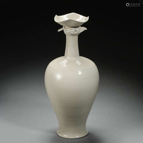 CHINESE NORTHERN SONG DYNASTY DINGYAO CRESTED BOTTLE