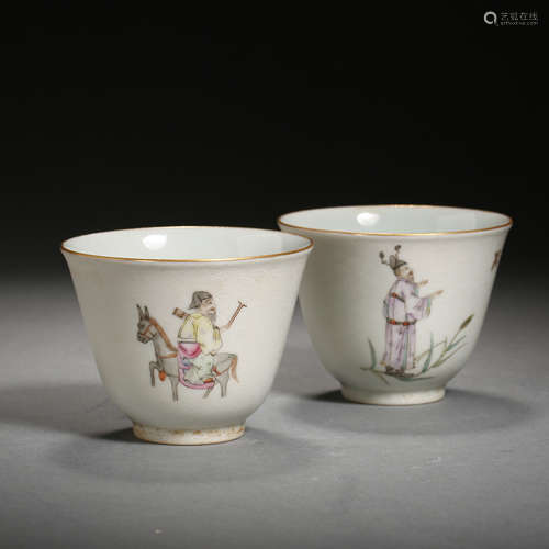 A PAIR OF CHINESE QING DYNASTY FAMILLE ROSE FIGURE CUPS