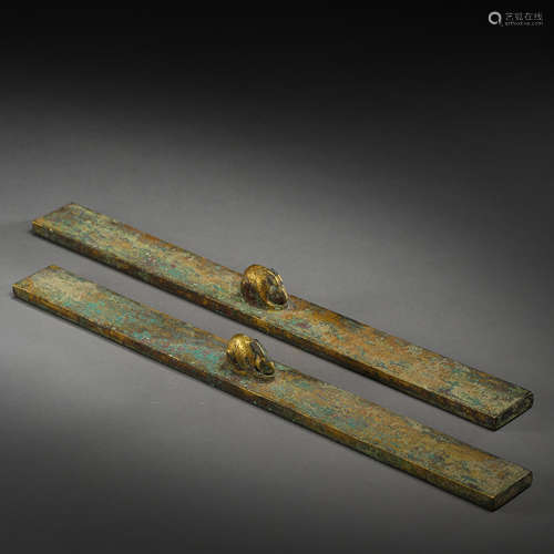 A PAIR OF CHINESE TANG DYNASTY GILT BRONZE ZHEN ZHI