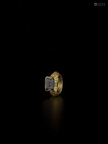 A Pyu Gold Ring With Onyx Inta…