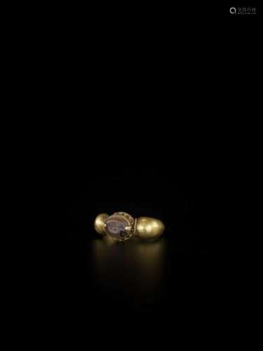A Pyu Gold Ring With Agate Int…