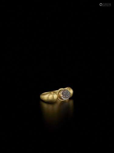 A Pyu Gold Ring With Agate Int…