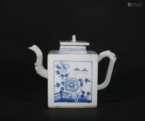Qing Dynasty blue and white flower teapot