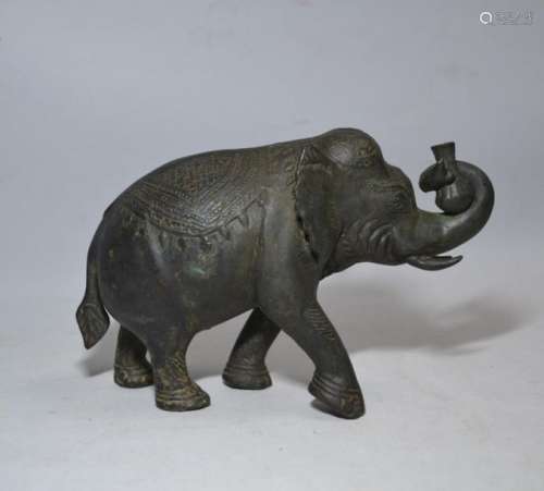 INDE Eléphant en bronze tenant un vase dans sa tro…