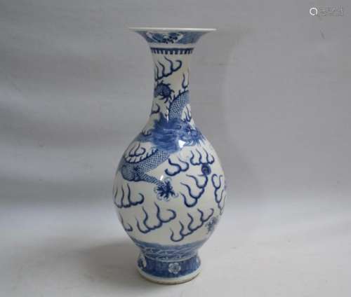 VIET NAM Vase en porcelaine à décor bleu blanc de …