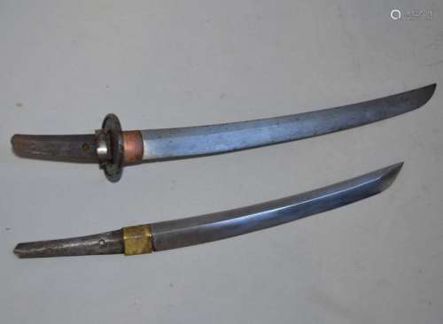 JAPON Deux éléments de sabre, avec une garde Tsuba…
