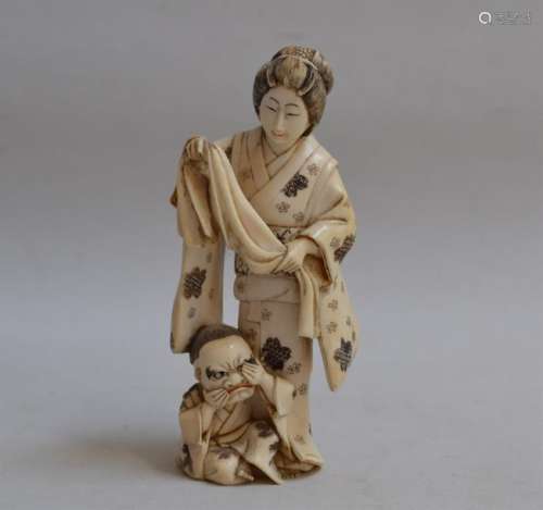 JAPON Okimono en ivoire sculpté figurant une femme…