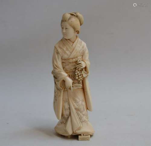 JAPON Sujet en ivoire sculpté figurant une femme t…