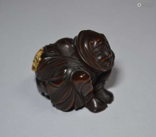 Grand netsuke représentant un joueur de théâtre ac…