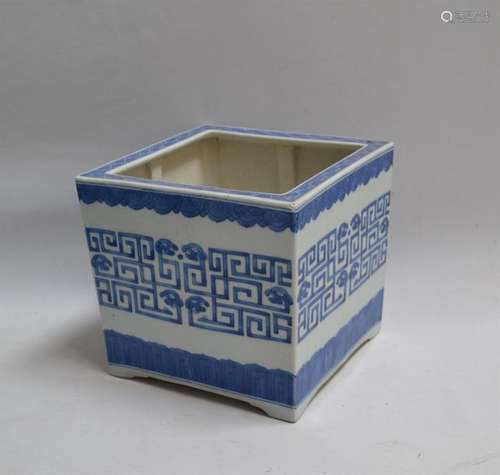 CHINE Cache pot en porcelaine à décor bleu blanc H…