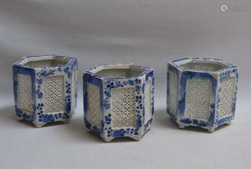 CHINE Trois cache pot en porcelaine de forme hexag…