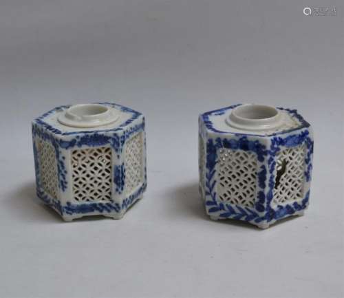 CHINE Paire d'encriers en porcelaine de forme hexa…