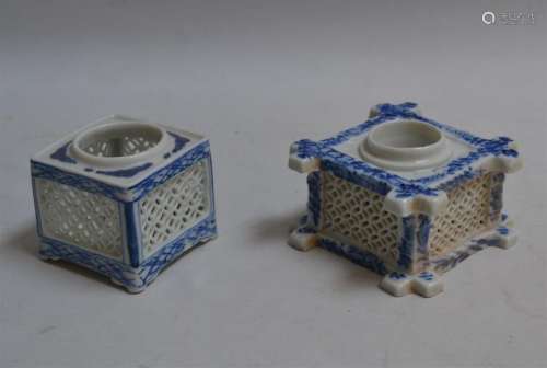 CHINE Deux encriers en porcelaine à décor bleu bla…