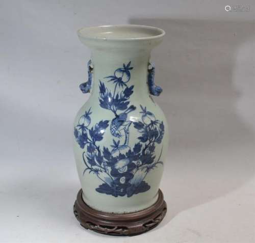 CHINE Vase en porcelaine de forme balustre, à déco…