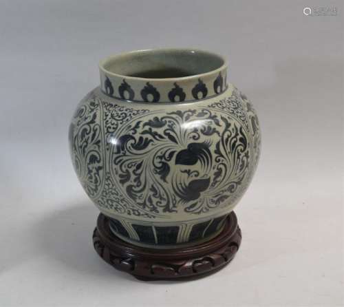 CHINE Vase en porcelaine à décor blanc bleu de mot…
